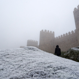 Imagen de archivo de la muralla de Ávila entre la niebla.