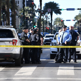 La Policía frente a la calle donde se produjo el atropello múltiple en Nueva Orleans (EEUU).