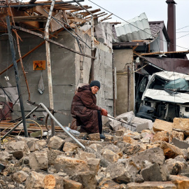 Una mujer sentada sobre las ruinas de una casa destruida por un ataque nocturno con drones rusos, en Odesa, en el sur de Ucrania, en una imagen de archivo.