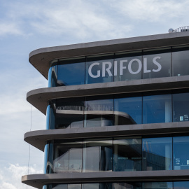 El logo de la farmacéutica Grifols en su sede de Sant Cugat del Vallès (Barcelona).