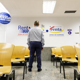 Una persona espera a ser atendida en la Agencia Tributaria para presentar la declaración de la renta.