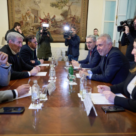 El ministro de Política Territorial y Memoria Democrática, Ángel Víctor Torres, y el presidente de Canarias, Fernando Clavijo, durante una reunión, a 9 de enero de 2025.