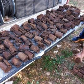 Les 90 granades de la Guerra Civil que s'han localitzat en una cabana de pedra seca del Pla de Santa Maria (Alt Camp).