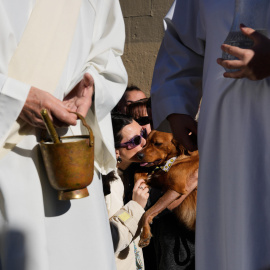 BARCELONA, 12/01/2025.- El párroco de la Iglesia de San Andreu Palomar bendice a los animales durante la tradicional cabalgata de los Tres Tombs este domingo en Barcelona. Los actos por el bicentenario de esta tradición se alargarán durante todo 2025. Los Tres Tombs se celebran con motivo de la festividad en honor a San Antonio Abad, patrón de los animales domésticos. EFE/ Alejandro Garcia