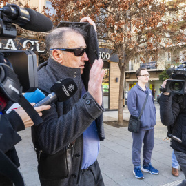 El juez jubilado Manuel Piñar a la salida del Juzgado de Instrucción 3 de Granada.