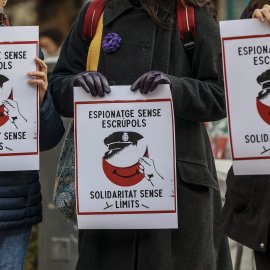 Varios vecinos del barrio de Beniclamet con carteles que hacen referencia al espionaje, durante una rueda de prensa de miembros de los movimientos vecinales CSOA l'Horta, Cuidem Benimaclet y Alerta Solidària, en la Plaza del barrio de Benimaclet.