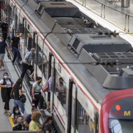 EuropaPress_3184859_viajeros_suben_tren_cercanias_estacion_tren_santa_justa_primer_dia_fase