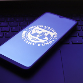 El logo del Fondo Monetario Internacional (FMI) en la pantalla de un smartphone.