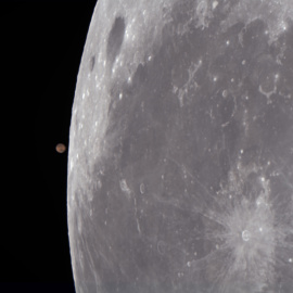 Marte y la Luna, segundos antes de que el planeta sea ocultado por nuestro satélite, en una imagen difundida este viernes por el Instituto de Astrofísica de Canarias.