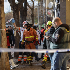 Servicios de emergencia tras el derrumbe de la escalera del garaje de un edificio situado en el municipio valenciano de Benetússer.
