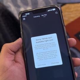 Fotografía que muestra un teléfono con el mensaje en la aplicación TikTok que dice "Lo lamento, TikTok no está disponible en este momento", este sábado 19 de enero en Washington (Estados Unidos).