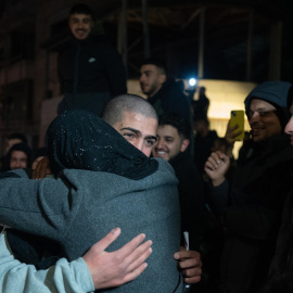 Palestinos celebran tras el regreso de 90 presos y detenidos palestinos liberados por Israel, este domingo en una avenida de Beitunia (Cisjordania).