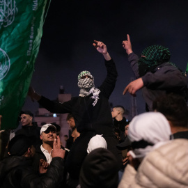 Palestinos celebran tras el regreso de 90 presos y detenidos palestinos liberados por Israel, este domingo en una avenida de Beitunia (Cisjordania).