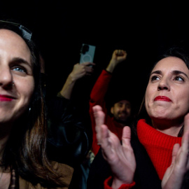 La secretaria general de Podemos, Ione Belarra y la exministra de Igualdad y eurodiputada de Podemos, Irene Montero, a su llegada a la presentación de su libro ‘Algo habremos hecho’, en la Taberna Garibaldi (Madrid).