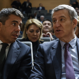 El presidente del Partido Popular, Alberto Núñez Feijóo, y el president de la comunidad Valenciana, Carlos Mazón, durante un encuentro empresarial, este lunes.