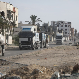 Camiones con ayuda humanitaria se adentran en la devastada ciudad de Rafah, a 19 de enero de 2025, a raíz del acuerdo de alto al fuego entre Israel y Hamás.