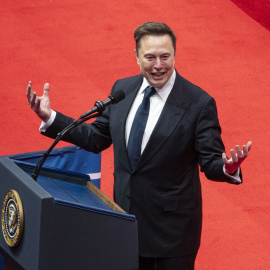 Elon Musk, director ejecutivo de Tesla, SpaceX y X, habla en un desfile de inauguración presidencial bajo techo para el presidente de Estados Unidos, Donald Trump
