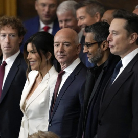 De izquierda a derecha, Mark Zuckerberg (Meta), Lauren Sánchez (esposa de Jeff Bezos), Jeff Bezos (Amazon), Sundar Pichai (Google) y Elon Musk (X, Tesla, SpaceX) atendiendo el acto de investidura de Donald Trump, a 20 de enero de 2025.