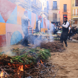 Els calçots de la Gran Festa de la Calçotada de Valls s'han cuit a la plaça de l'Oli