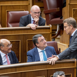 Alberto Núñez Feijóo junto a Aitor Esteban y otros diputados del PNV, durante su investidura fallida en septiembre de 2023.