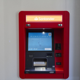 Un cajero en una oficina del Banco Santander, en una imagen de archivo.