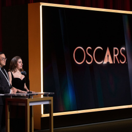 Los presentadores Bowen Yang y Rachel Sennott anuncian los nominados a los premios Óscar, en Los Ángeles, a 23 de enero de 2025.