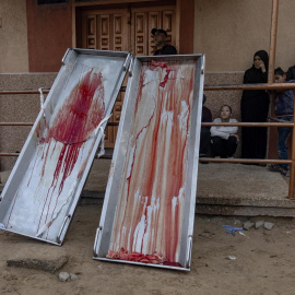 Imagen de archivo con dos camillas manchadas de sangre frente a la morgue del hospital Nasser tras un ataque nocturno en Jan Yunis, al sur de Franja de Gaza.