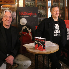 El regidor de Cultura i Indústries Creatives de Barcelona, Xavier Marcé, i el comissari de BCN Negra, Carlos Zanón, durant la presentació de BCNNegra