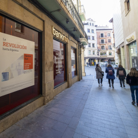 Oficinas de Bankinter y del banco Sabadell con anuncios de hipotecas en sus ventanas, en una calle del centro de Teruel.