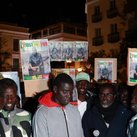 Miembros de la comunidad senegalesa de Sevilla protestan para exigir "claridad y justicia" tras la muerte del vendedor ambulante.
