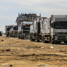 Varios camiones cargados con ayuda humanitaria de Naciones Unidas entran por el cruce de Kerem Shalom desde Egipto hacia la Franja de Gaza, a 25 de enero de 2025.