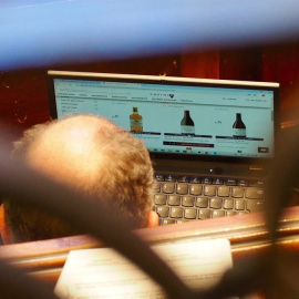 El concejal José Marí Olano consultando una web de vinos en el pleno municipal.