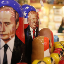 Las tradicionales muñecas rusas Matryoshka decoradas con retratos del presidente ruso Vladimir Putin y del presidente estadounidense Donald Trump se exhiben en una tienda de souvenirs en el centro de Moscú, (Rusia)