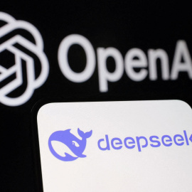 Los logos de Deepseek y de OpenAI (ladueña de ChatGPT).