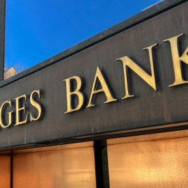 Entrada de la sede del banco central noruego (Norges Bank), que administra su fondo soberano, en Olso.