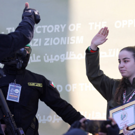La soldado israelí Agam Berger en la ceremonia de entrega a la Cruz Roja.