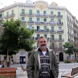 Josep Torrent, el primer veí a qui volen desnonar de la Casa Orsola, davant l'edifici