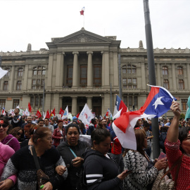 Los manifestantes agitan banderas chilenas durante una protesta pidiendo reformas sociales y contra los fondos de pensiones privadosm a 4 de noviembre de 2019.