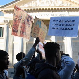 Concentración frente al Congreso de los Diputados en favor de la ILP "Regularización Ya". Imagen de archivo.