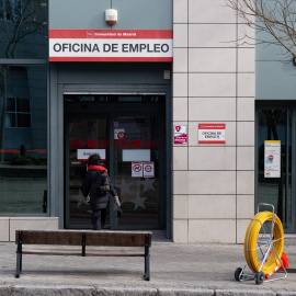 Una mujer entra a una Oficina de Empleo, a 28 de enero de 2025, en Madrid (España).