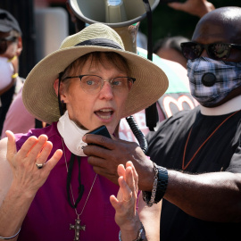 La Obispa de Washington Mariann Budde en una protesta tras el asesinato de George Floyd.