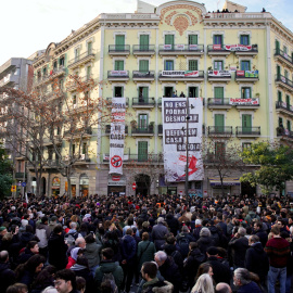 Multitudinària protesta davant de la Casa Orsola per frenar el desnonament d'un veí.