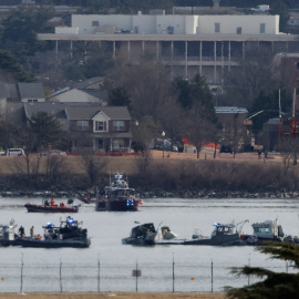 Equipos de rescate trabajan cerca del Aeropuerto Nacional Ronald Reagan de Washington, tras la colisión del vuelo 5342 de American Eagle y un helicóptero Black Hawk, a 30 de enero de 2025.