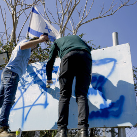 Israelíes a las puertas de la sede de la URNWA en Jerusalén.