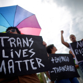 Miembros de la comunidad LGBT+ asisten a una protesta para denunciar los ataques a los derechos de las personas del colectivo, personas negras y personas con discapacidad promovidas por Donald Trump, frente a la Embajada de Estados Unidos en Brasilia, (Brasil).