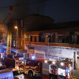 Imagen de los bomberos sofocando las llamas del edificio incendiado en Basauri (Bizkaia).