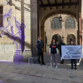 Activistas de Futuro Vegetal lanzaron pintura en la fachada del Palau Espiscopal de Barcelona en marzo de 2024, en una foto de archivo.