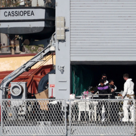 Migrantes se reúnen tras desembarcar del barco de la armada italiana que llegó a Albania, a 28 de en