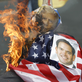 Personas en Panamá queman imágenes de Donald Trump y Marco Rubio.