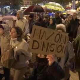 Una cuarta manifestación masiva desafía a la lluvia para exigir la dimisión de Mazón